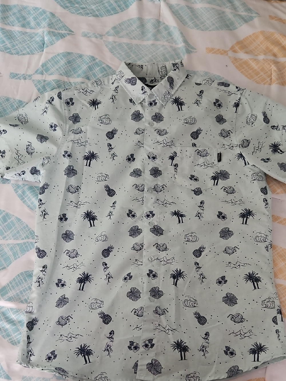 Casual Short-Sleeve Button-Down Shirt in Light Mint with Navy Print
